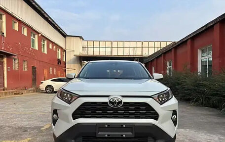 Toyota RAV4, 2021 год, 2 410 000 рублей, 2 фотография