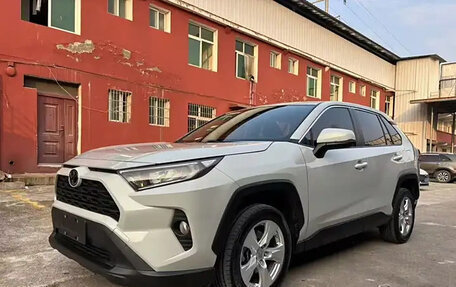 Toyota RAV4, 2021 год, 2 410 000 рублей, 3 фотография