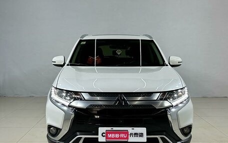 Mitsubishi Outlander III рестайлинг 3, 2021 год, 2 305 000 рублей, 1 фотография