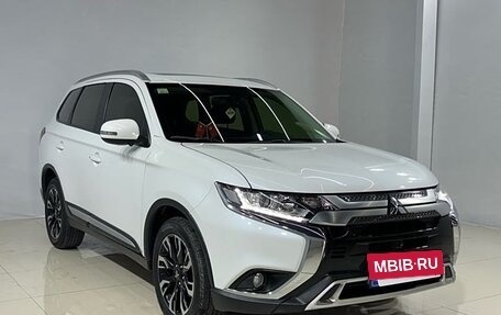 Mitsubishi Outlander III рестайлинг 3, 2021 год, 2 305 000 рублей, 2 фотография