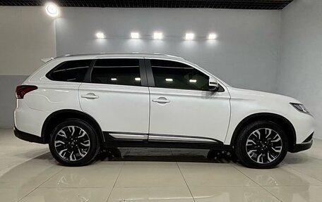 Mitsubishi Outlander III рестайлинг 3, 2021 год, 2 305 000 рублей, 5 фотография