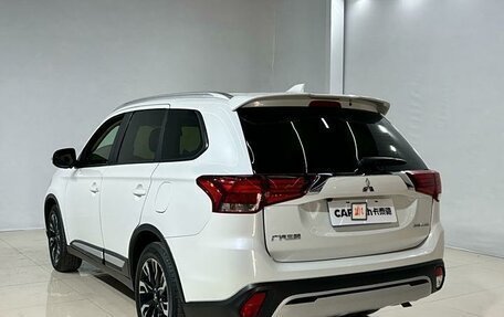 Mitsubishi Outlander III рестайлинг 3, 2021 год, 2 305 000 рублей, 7 фотография