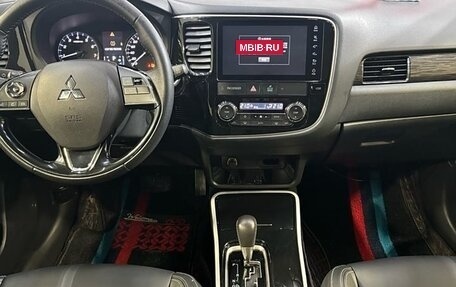 Mitsubishi Outlander III рестайлинг 3, 2021 год, 2 305 000 рублей, 11 фотография