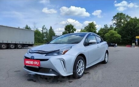 Toyota Prius IV XW50, 2019 год, 2 100 000 рублей, 3 фотография