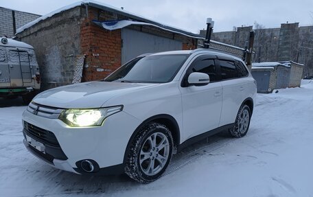 Mitsubishi Outlander III рестайлинг 3, 2014 год, 1 490 000 рублей, 2 фотография