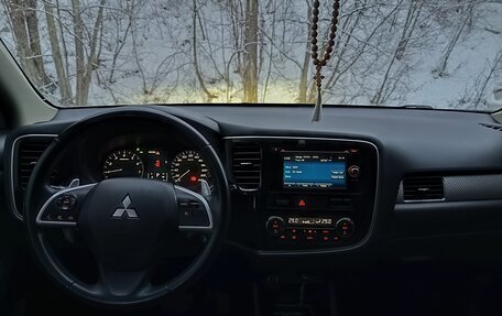 Mitsubishi Outlander III рестайлинг 3, 2014 год, 1 490 000 рублей, 11 фотография