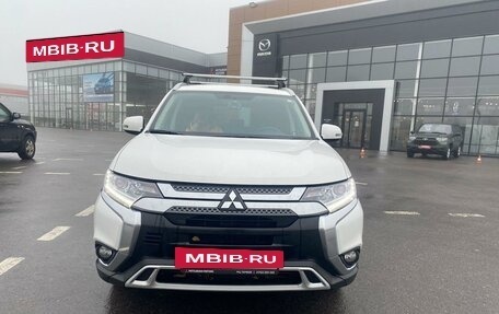 Mitsubishi Outlander III рестайлинг 3, 2020 год, 2 380 000 рублей, 3 фотография