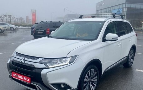 Mitsubishi Outlander III рестайлинг 3, 2020 год, 2 380 000 рублей, 2 фотография