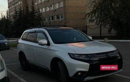 Mitsubishi Outlander III рестайлинг 3, 2015 год, 2 300 000 рублей, 14 фотография