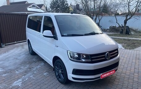 Volkswagen Caravelle T6 рестайлинг, 2017 год, 2 750 000 рублей, 1 фотография