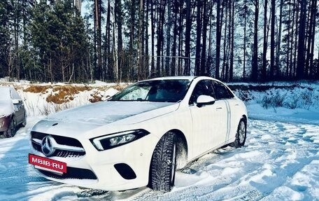 Mercedes-Benz A-Класс, 2019 год, 2 700 000 рублей, 2 фотография