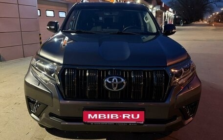 Toyota Land Cruiser Prado 150 рестайлинг 2, 2022 год, 7 500 000 рублей, 2 фотография