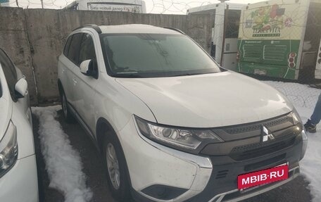 Mitsubishi Outlander III рестайлинг 3, 2022 год, 2 950 000 рублей, 5 фотография