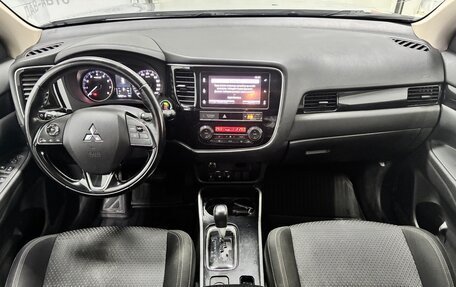 Mitsubishi Outlander III рестайлинг 3, 2018 год, 2 199 000 рублей, 13 фотография