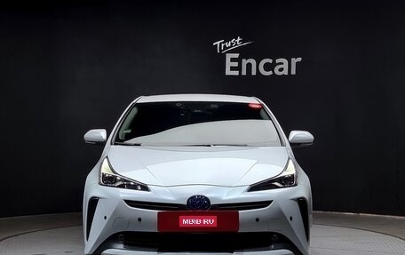 Toyota Prius IV XW50, 2021 год, 2 600 000 рублей, 1 фотография