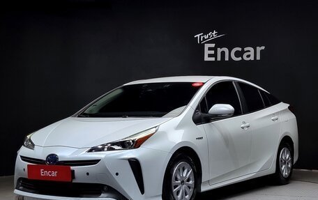 Toyota Prius IV XW50, 2021 год, 2 600 000 рублей, 2 фотография