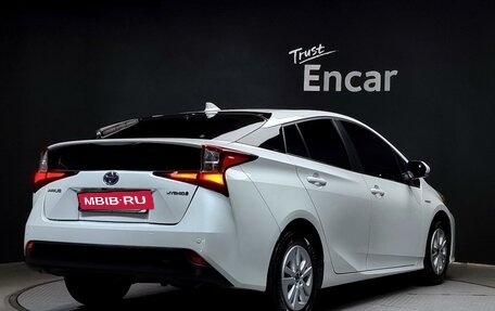 Toyota Prius IV XW50, 2021 год, 2 600 000 рублей, 3 фотография