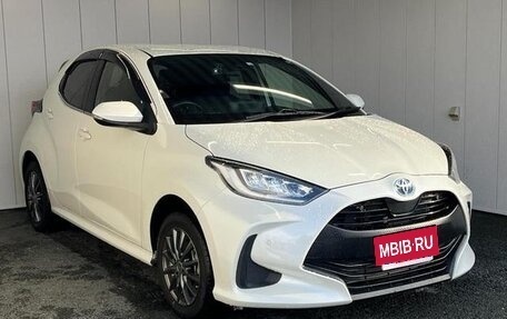 Toyota Yaris, 2021 год, 997 000 рублей, 34 фотография