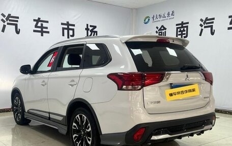 Mitsubishi Outlander III рестайлинг 3, 2020 год, 2 100 000 рублей, 9 фотография