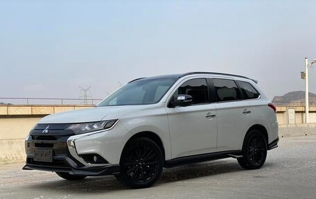 Mitsubishi Outlander III рестайлинг 3, 2021 год, 2 430 000 рублей, 1 фотография