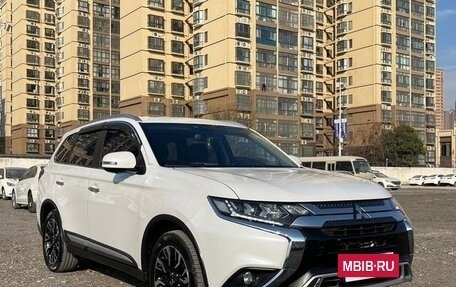 Mitsubishi Outlander III рестайлинг 3, 2021 год, 2 412 000 рублей, 11 фотография