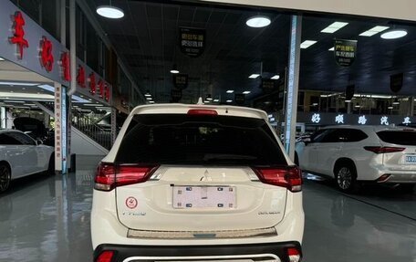 Mitsubishi Outlander III рестайлинг 3, 2021 год, 2 394 000 рублей, 2 фотография