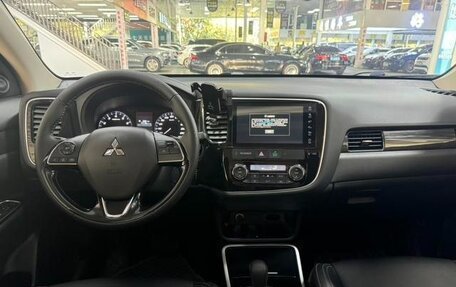 Mitsubishi Outlander III рестайлинг 3, 2021 год, 2 394 000 рублей, 5 фотография