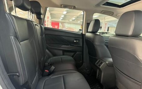 Mitsubishi Outlander III рестайлинг 3, 2021 год, 2 394 000 рублей, 14 фотография