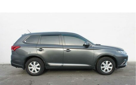 Mitsubishi Outlander III рестайлинг 3, 2016 год, 1 710 000 рублей, 4 фотография