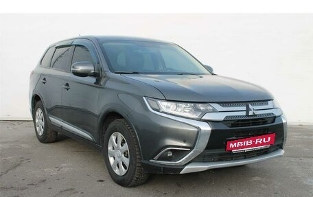 Mitsubishi Outlander III рестайлинг 3, 2016 год, 1 710 000 рублей, 3 фотография