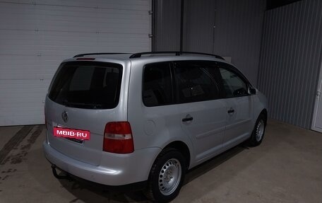 Volkswagen Touran III, 2005 год, 571 000 рублей, 3 фотография