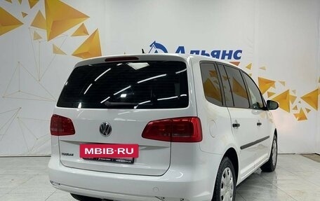 Volkswagen Touran III, 2011 год, 895 000 рублей, 3 фотография