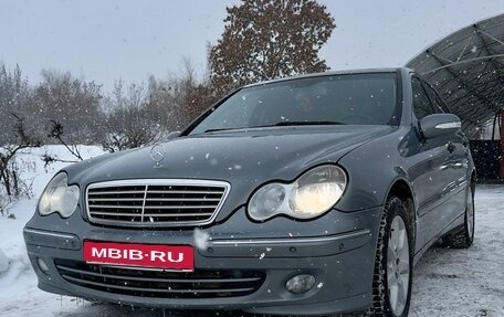 Mercedes-Benz C-Класс, 2004 год, 700 000 рублей, 1 фотография