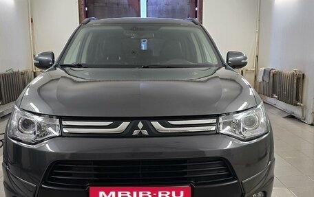 Mitsubishi Outlander III рестайлинг 3, 2013 год, 1 580 000 рублей, 13 фотография