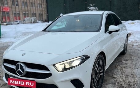 Mercedes-Benz A-Класс, 2019 год, 2 900 000 рублей, 2 фотография