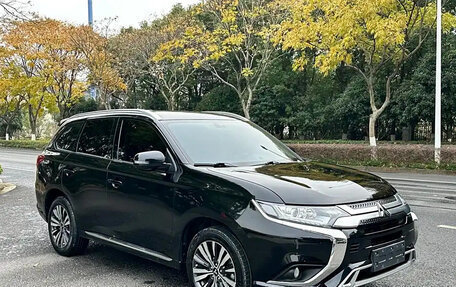 Mitsubishi Outlander III рестайлинг 3, 2022 год, 2 270 000 рублей, 3 фотография