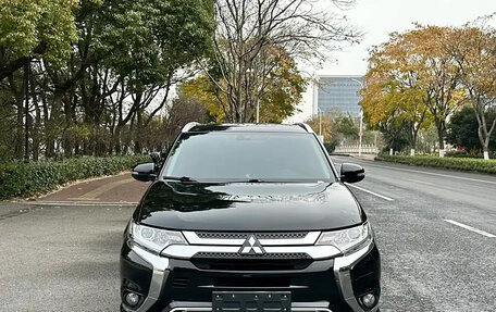 Mitsubishi Outlander III рестайлинг 3, 2022 год, 2 270 000 рублей, 2 фотография