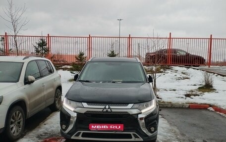 Mitsubishi Outlander III рестайлинг 3, 2018 год, 2 450 000 рублей, 1 фотография