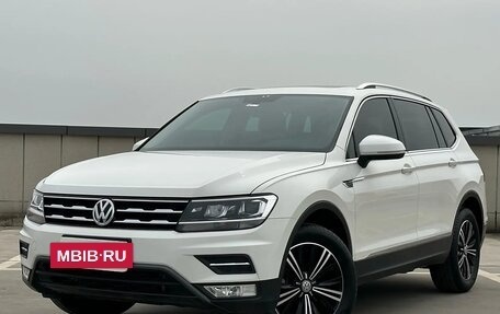 Volkswagen Tiguan II, 2020 год, 2 700 000 рублей, 3 фотография