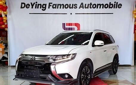 Mitsubishi Outlander III рестайлинг 3, 2021 год, 2 500 000 рублей, 4 фотография