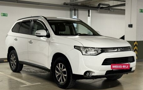 Mitsubishi Outlander III рестайлинг 3, 2013 год, 1 415 000 рублей, 7 фотография