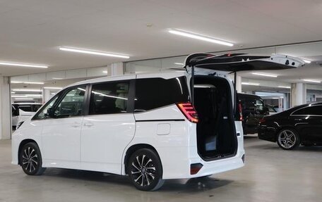 Toyota Noah, 2022 год, 2 887 000 рублей, 33 фотография