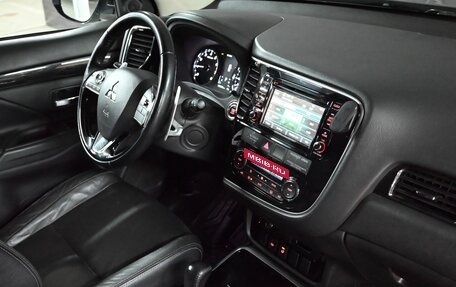 Mitsubishi Outlander III рестайлинг 3, 2017 год, 2 475 000 рублей, 13 фотография