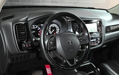 Mitsubishi Outlander III рестайлинг 3, 2017 год, 2 475 000 рублей, 12 фотография