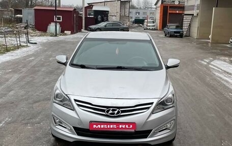 Hyundai Solaris II рестайлинг, 2015 год, 1 100 000 рублей, 2 фотография