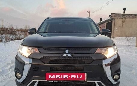 Mitsubishi Outlander III рестайлинг 3, 2022 год, 3 450 000 рублей, 2 фотография