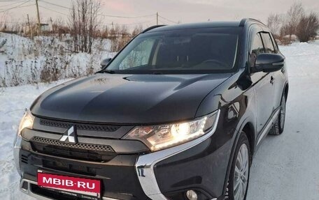 Mitsubishi Outlander III рестайлинг 3, 2022 год, 3 450 000 рублей, 10 фотография