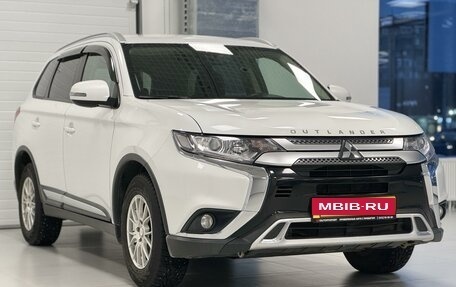 Mitsubishi Outlander III рестайлинг 3, 2019 год, 2 650 000 рублей, 3 фотография