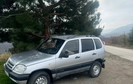 Chevrolet Niva I рестайлинг, 2004 год, 590 000 рублей, 24 фотография