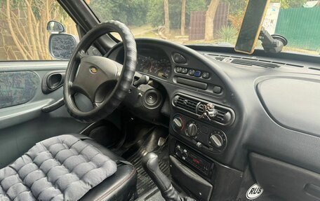 Chevrolet Niva I рестайлинг, 2004 год, 590 000 рублей, 31 фотография